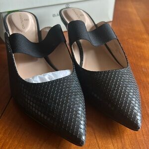 Bandolino Womens Myna 3 Black Faux Leather Slip On Kitten Heels Shoes NWT sz 8